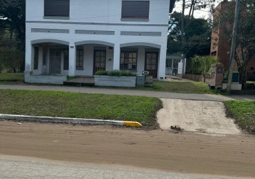 DOS LOCALES CON VIVIENDA Y DEPOSITO ( Codigo 166200 )